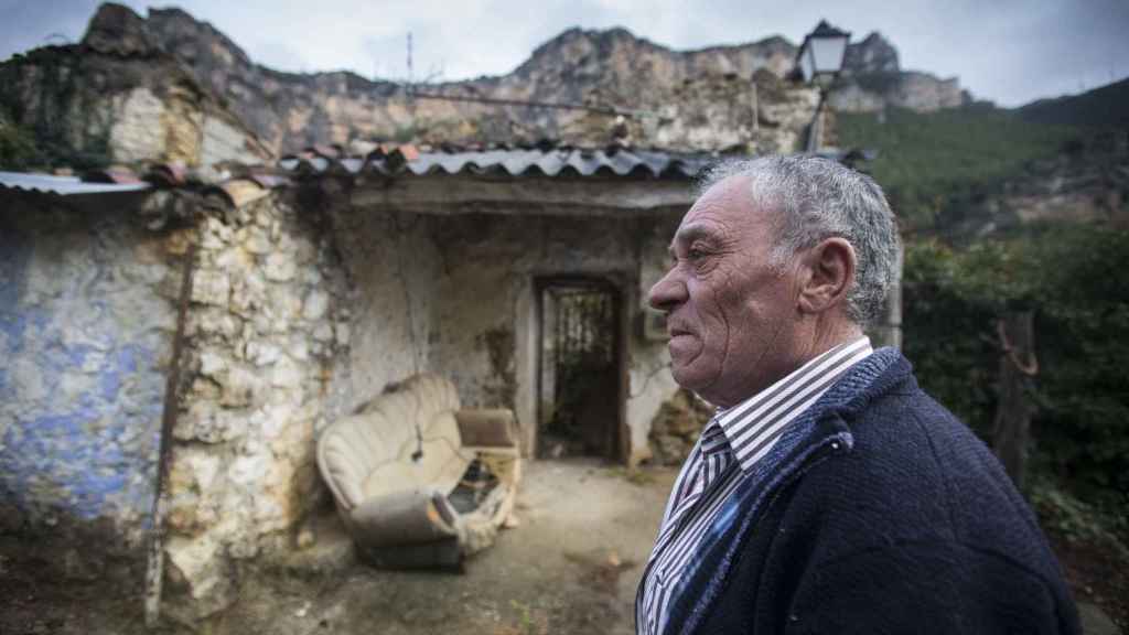 Pedro Montiel, 64 años, ante los restos de la vivienda de su último vecino, fallecido en un incendio que sofocaron los habitantes de la aldea más próxima ante la imposibilidad de una pronta actuación de los bomberos.