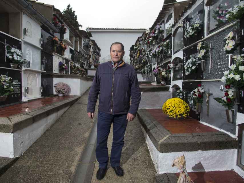 Andrés González, expolicía y responsable del sellado de los nichos, en el cementerio municipal de Santiago-Pontoes (Jaén). Foto Fernando Ruso