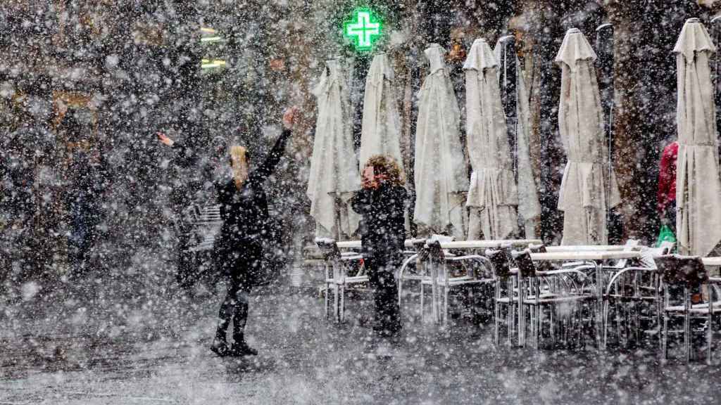 Dos personas entre la nieve en una calle de Teruel. Foto: EFE