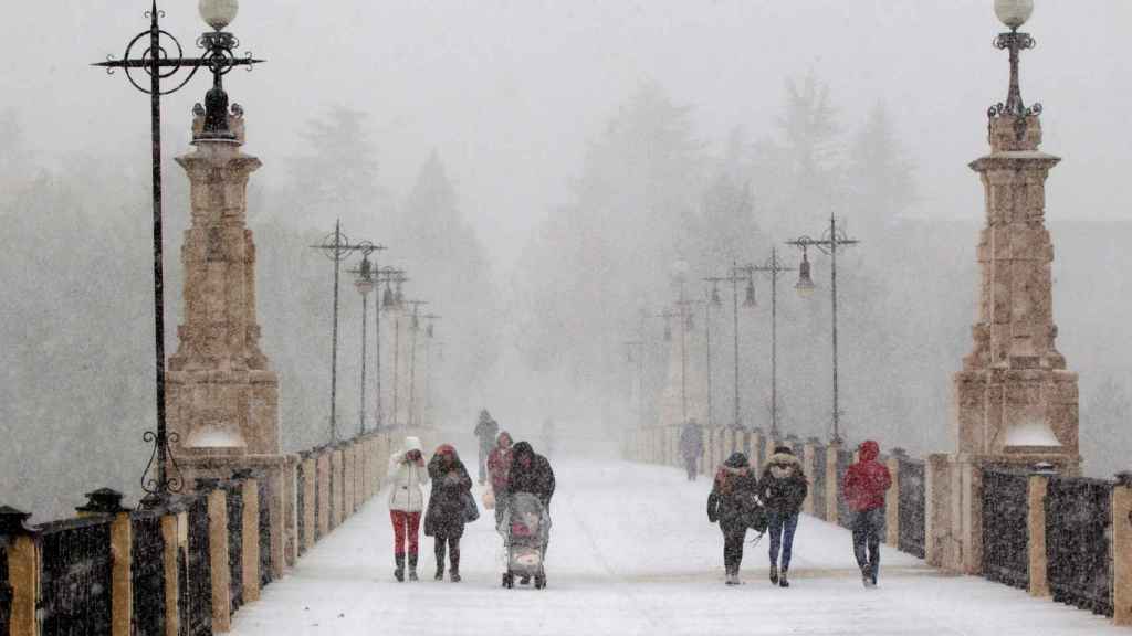 Varias personas entre la nieve en una calle de Teruel. Foto: EFE