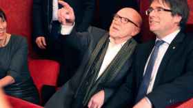 Puigdemont junto a su abogado, Paul Bekaert, con quien asistió a la ópera El dúque de Alba en Gante (Bélgica).