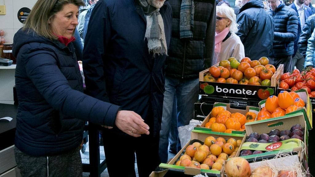 Rajoy, en un puesto de fruta este sábado en Mataró.