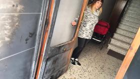 Cristina Arias muestra la puerta de su casa.