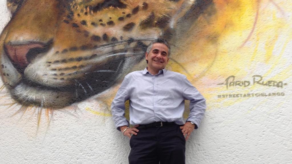 Ceballos ante un mural del jaguar.