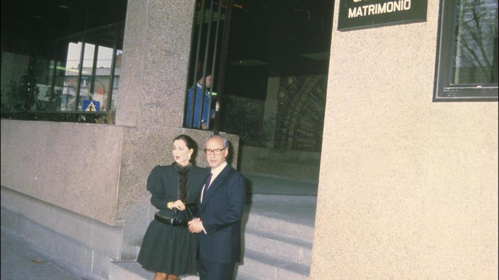 Isabel Preysler y Miguel Boyer ante la puerta de los juzgados.