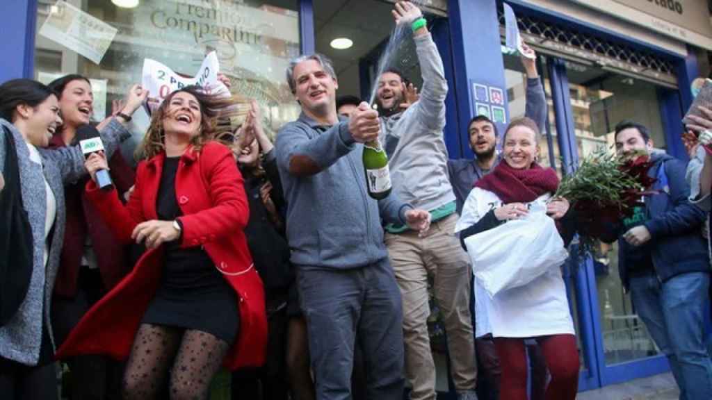 Un grupo de personas celebrando haber ganado la Lotería de Navidad.