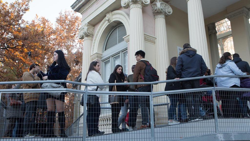 Una larga fila para acceder a ver la expo de Doris Salcedo.
