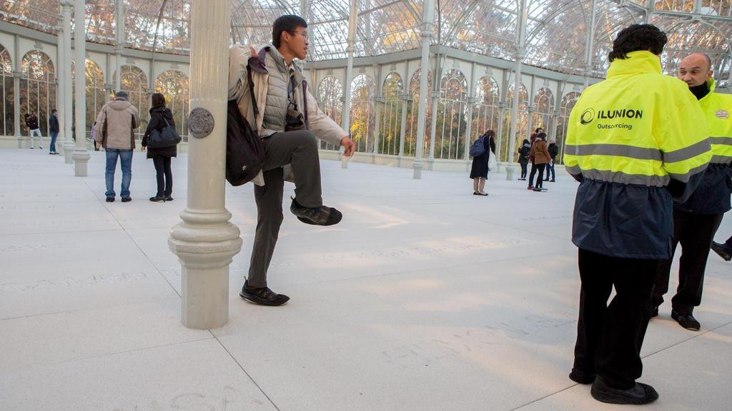 Dos vigilantes en el interior del Palacio de Cristal, en la exposición de Doris Salcedo.