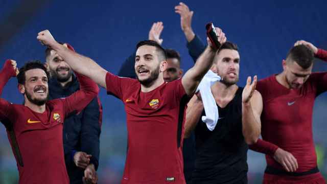 Los jugadores de la Roma celebran su pase a octavos.