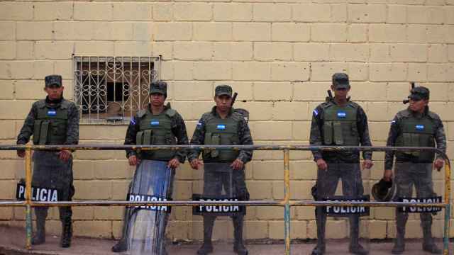 Agentes de policía de Honduras, a las afueras de un centro de votación en Tegucigalpa.