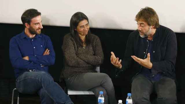 Dani Rovira, Paula Farias y Javier Bardem en la Academia.