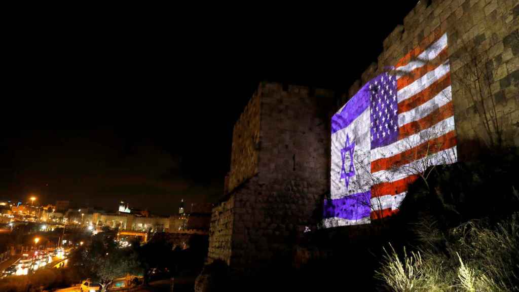 Las banderas de EEUU e Israel este miércoles en las murallas de Jerusalén