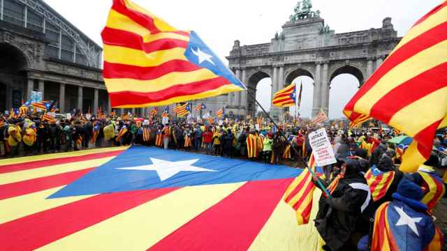 Manfiestantes a favor de la independencia muestran su apoyo a Puigdemont en Bruselas.