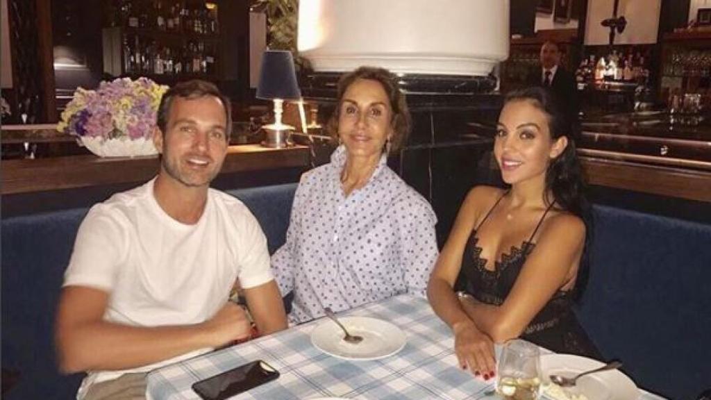 Georgina cenando con Naty Abascal.
