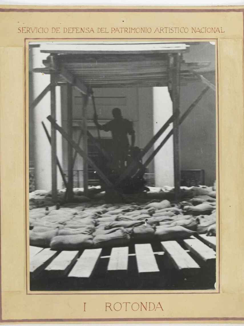 La única foto que se ha conservado del testimonio de las vitrinas en el museo. Al fondo, detrás de la escultura, una de ellas.