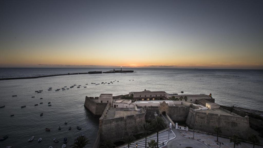 Castillo de Santa Catalina, antiguo penal militar de Cádiz, en la playa de la Caleta.