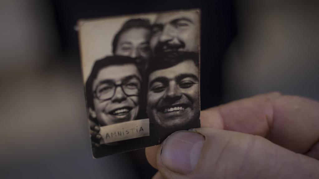 Eugenio Villalba, natural de Arcos de la Frontera (Cádiz), mostrando la foto tomada en un 'fotomatón' tras la amnistía, al salir de prisión.