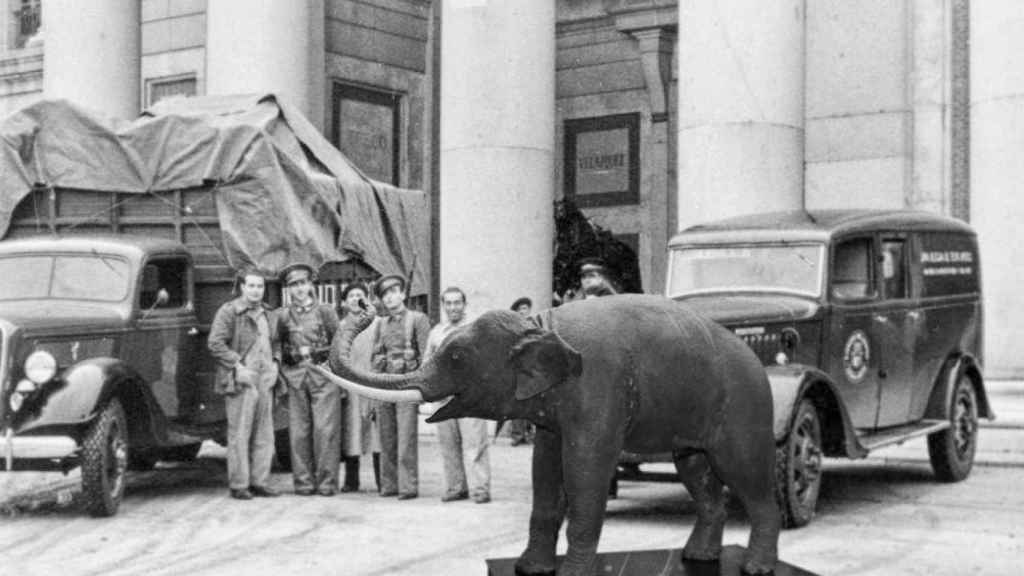 El pequeño elefante a las puertas del Prado en tiempos de guerra. Un montaje de Javier Muñoz.