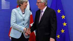 Theresa May saluda a Juncker a su llegada a Bruselas para sellar el divorcio