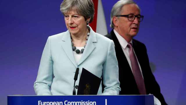 May y Juncker, tras la firma de los papeles del divorcio en Bruselas