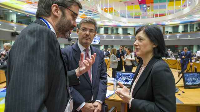 El ministro Catalá y el embajador de España en la UE conversan con la comisaria Jourova