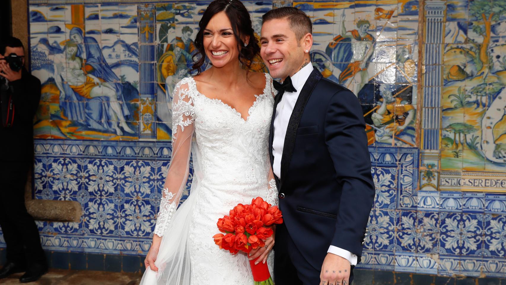 Así ha sido la emotiva boda del piloto Ángel Bautista y Grace Barroso