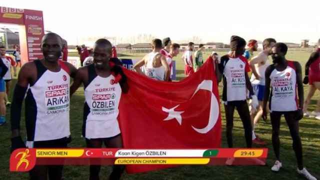 Los atletas keniatas nacionalizados turcos poniendo mal la bandera de Turquía.