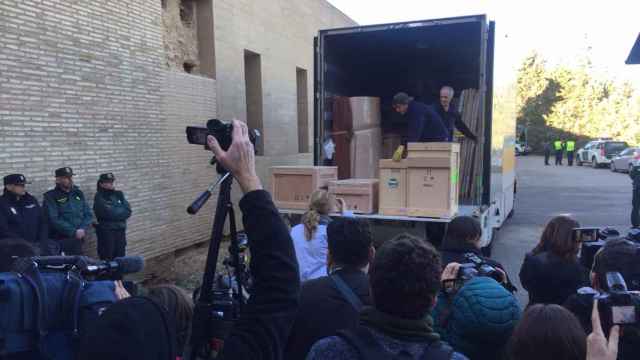 El camión con los bienes a su llegada a Villanueva de Sijena