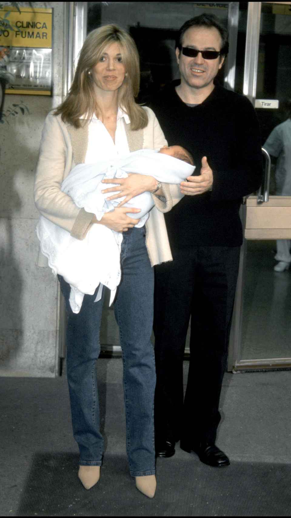 Eva y Pepe posando con su hijo Marlo.
