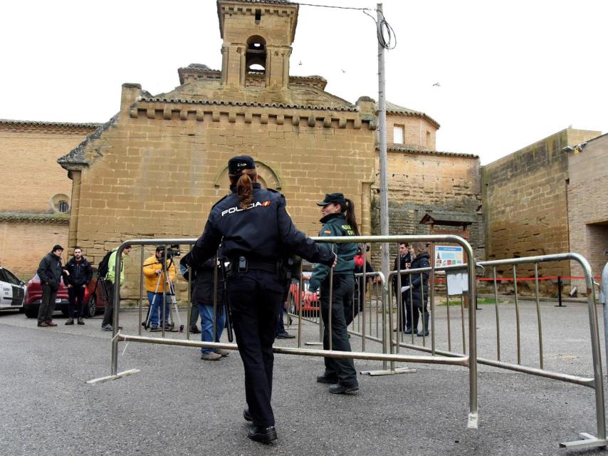 Policia Municipal y Guardia Civil frente al Monasterio de Sijena.