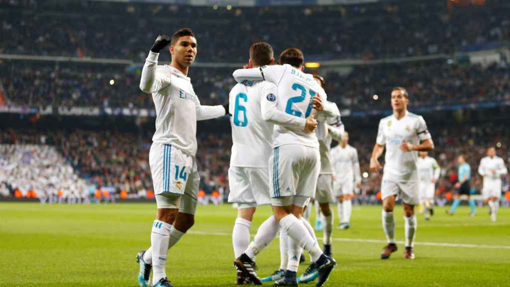 Los jugadores del Real Madrid celebran un gol en Champions con el Bernabéu al fondo.
