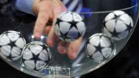 Bolas del sorteo de la Champions League.