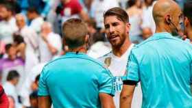 Sergio Ramos habla con los árbitros. Foto. Manu Laya / El Bernabéu