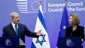 El primer ministro israelí, Benjamin Netanyahu, y la jefa de la diplomacia de la UE, Federica Mogherini