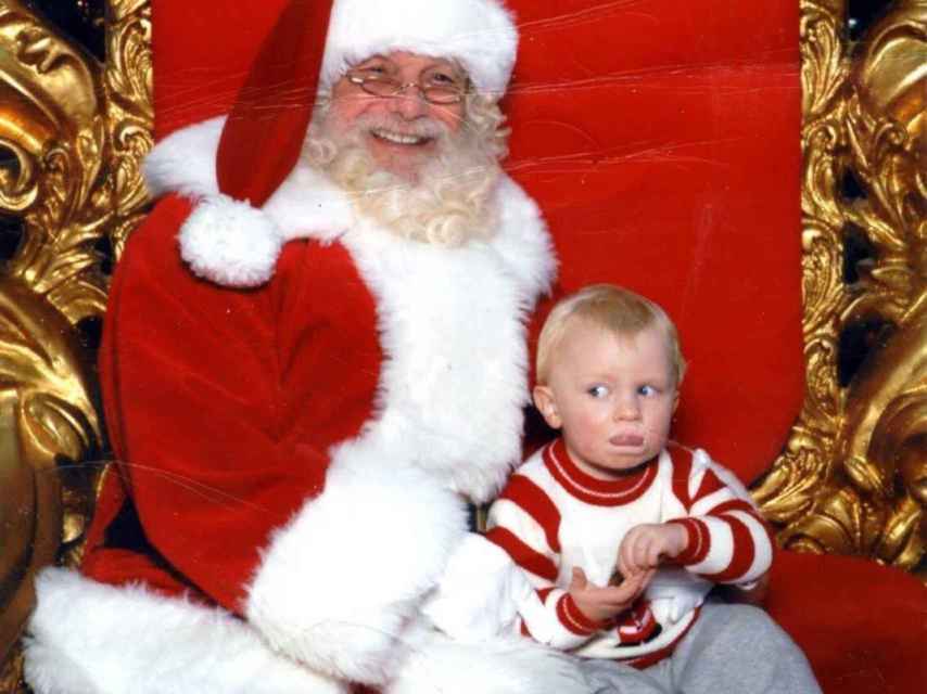 ¿Está pidiendo ayuda este niño sentado con Papá Noel?