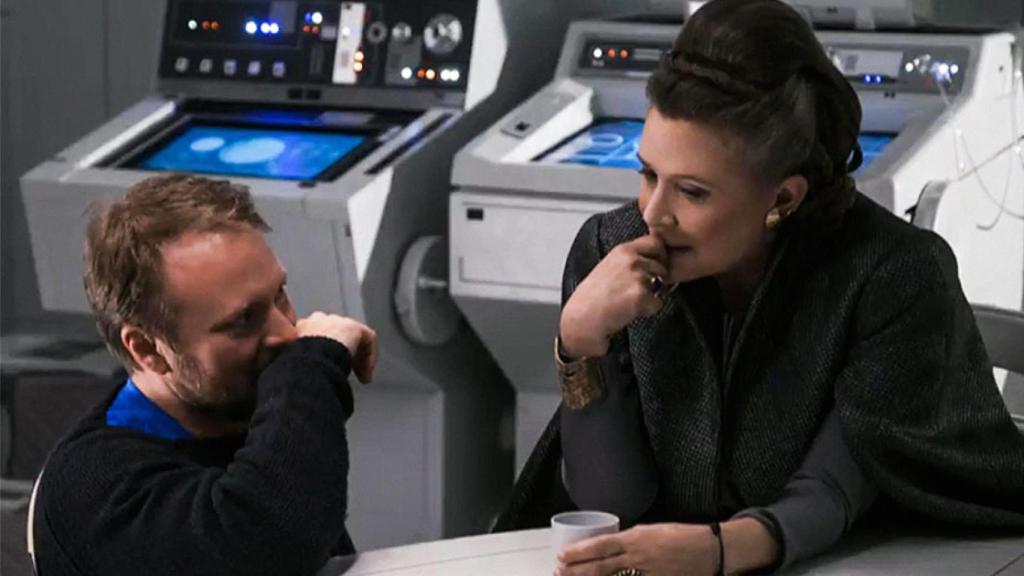 Carrie Fisher junto al director Rian Johnson.
