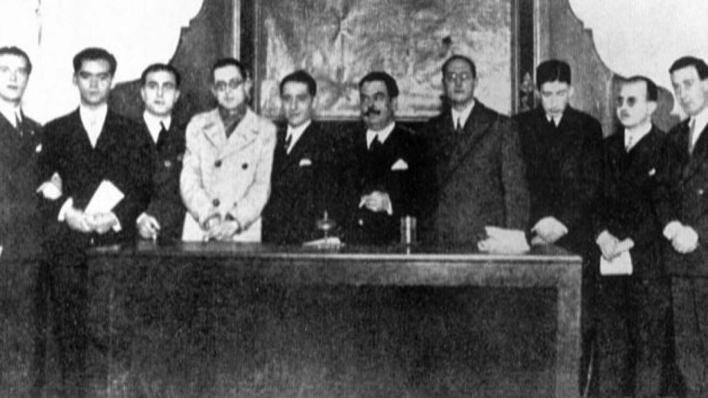 La foto tomada el 17 de diciembre de 1927. De izquierda a derecha: Rafael Alberti, Federico García Lorca, Juan Chabás, Mauricio Bacarisse, los ateneístas José María Romero Martínez y Blasco Garzón, Jorge Guillén, José Bergamín, Dámaso Alonso y Gerardo Diego.