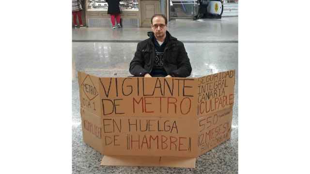 Daniel tiene 42 años y es vigilante del Metro de Madrid lleva dos meses sin cobrar.
