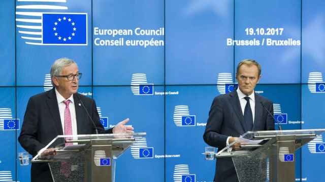 Tusk y Juncker se enfrentan en público por el reparto de refugiados