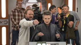 Rian Jonhson en el rodaje de Los últimos Jedi junto a Carrie Fisher.