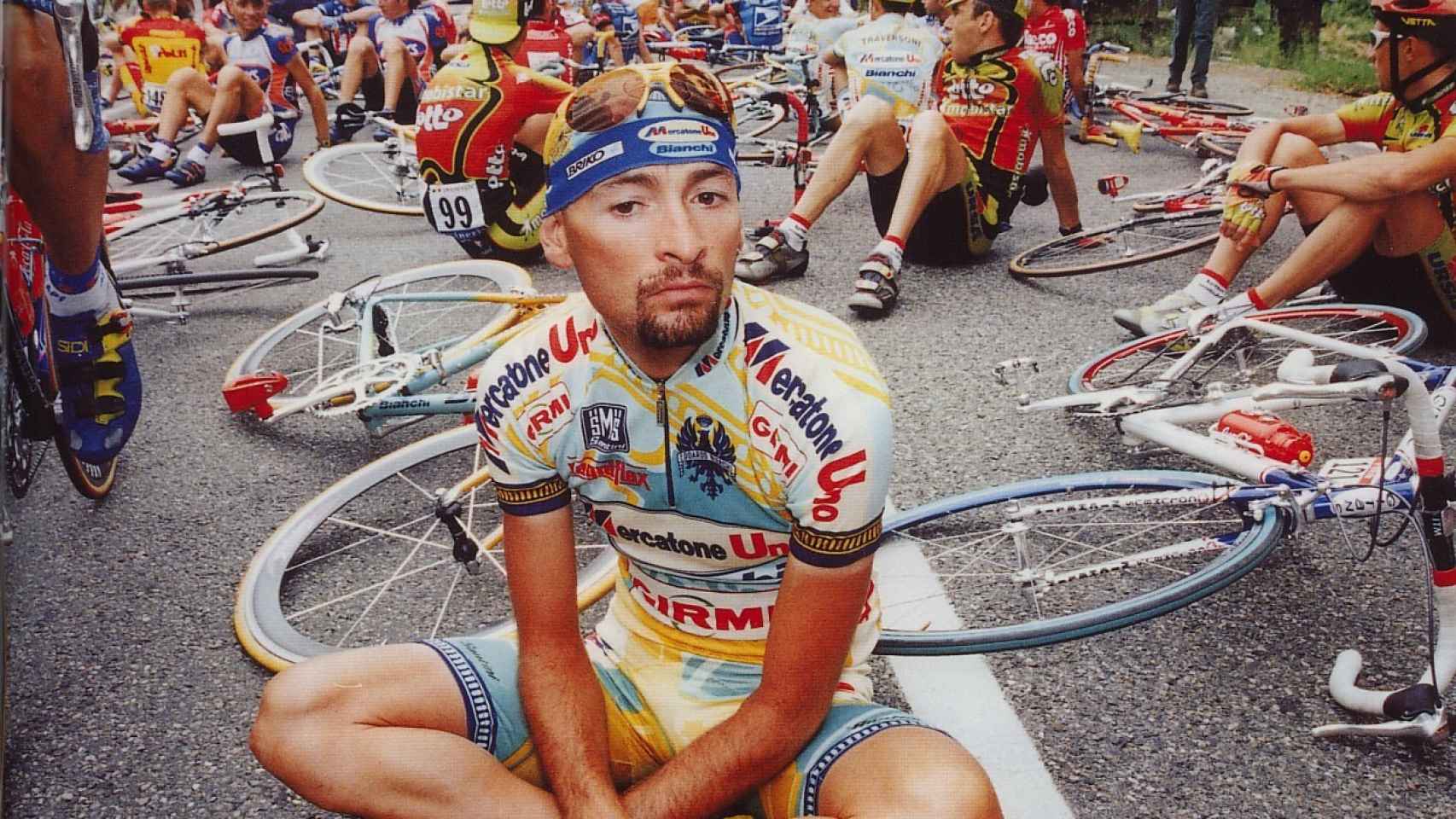 Marco Pantani, ganador del Tour de 1998, en plena sentada por el caso Festina.