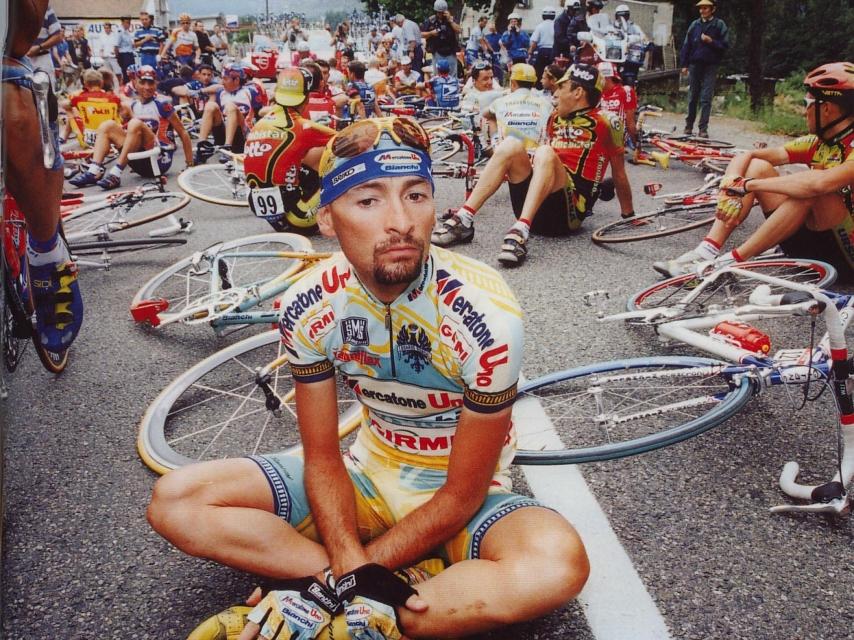 Marco Pantani, ganador del Tour de 1998, en plena sentada por el caso Festina.