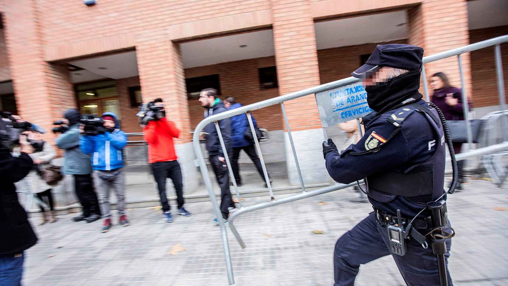 Efectivos de la Policía Nacional a las puertas de los juzgados de Aranda de Duero donde declararon los tres jugadores del Arandina.