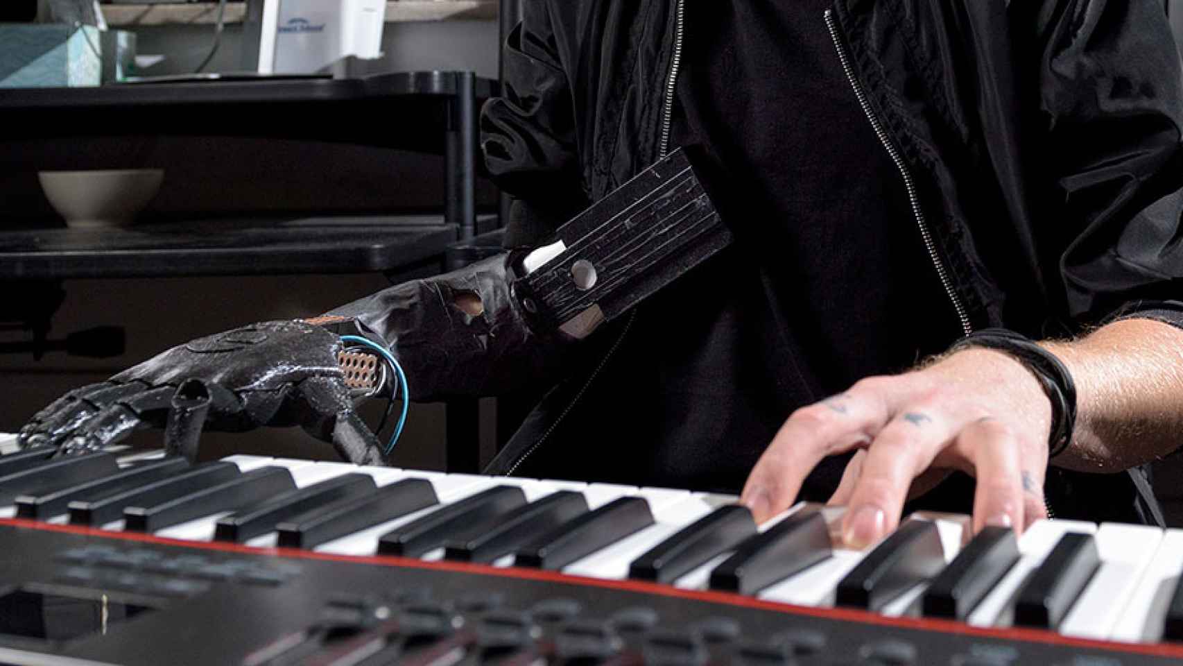 He can play piano. Робот пианист. Робот играет на пианино. Робот пианист в олимпийской деревне. Робот играющий на пианино.