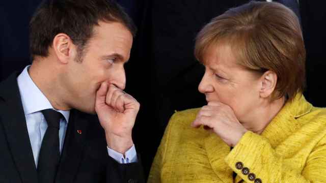 Merkel y Macron conversan a escondidas durante la cumbre de la UE