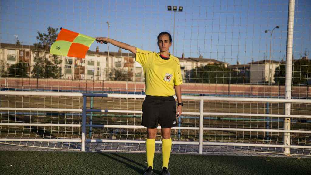 Sonia Liñares Carmona, 24 años, pita encuentros en categoría masculina de la Primera y Segunda Andaluza Senior y puede ir de asistente a División de Honor Senior y femenino asistente en la Liga Iberdrola.
