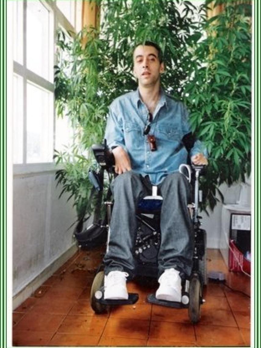 Juan, en la terraza del centro, con algunos años menos y rodeado de las plantas que cultivaba.