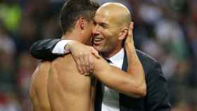 Zinedine Zidane y Cristiano Ronaldo celebran una victoria.