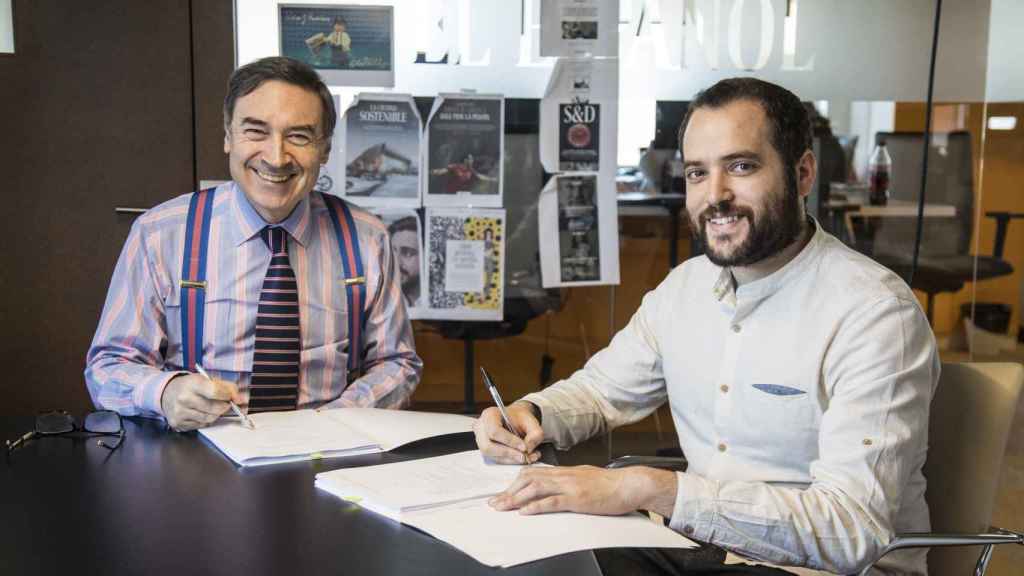 Pedro J. Ramírez, presidente y fundador de EL ESPAÑOL junto a Pablo Grandío, fundador y director de Vandal, en el momento de la firma del acuerdo.