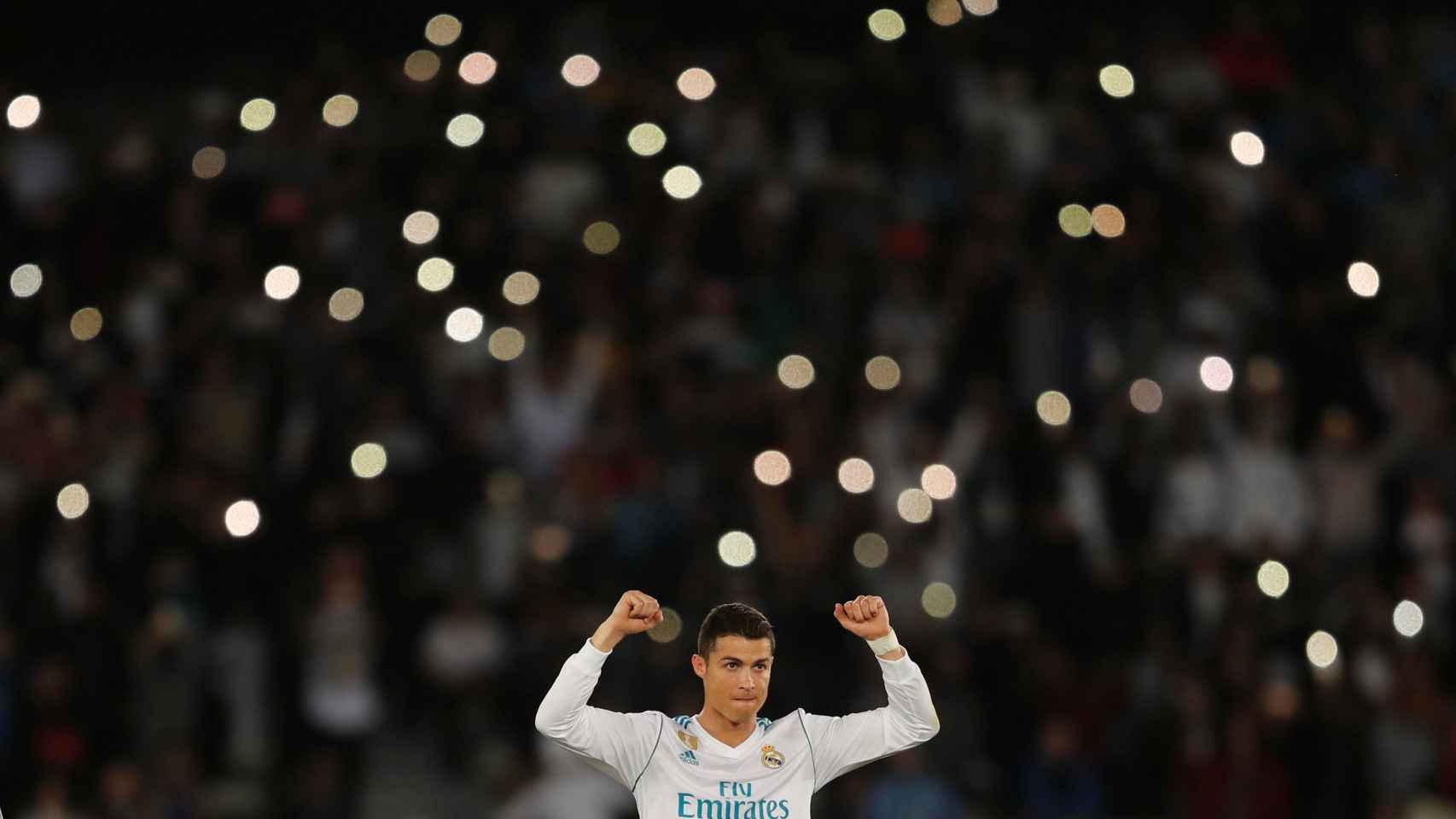 Cristiano Ronaldo celebra la victoria con el público de fondo / Reuters